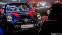 Varian listrik JCW Electric dan JCW Aceman hadir dengan motor 190 kW, akselerasi 0–100 kpj dalam 5,9 detik, dan jarak tempuh hingga 371 km.
