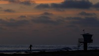 Pantai ini jadi tempat favorit warga California untuk bersantai di penghujung hari.