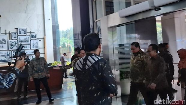 Menteri Koordinator Bidang Perekonomian Airlangga Hartarto menghadiri pelantikan Dirjen Pajak-Bea Cukai