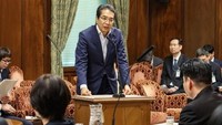 Taku Eto bilang dia tak pernah beli beras karena para pendukungnya memberinya banyak beras sebagai hadiah. Dia berharap perkataannya itu bisa bikin tertawa orang-orang. (Photo by JIJI Press / AFP)