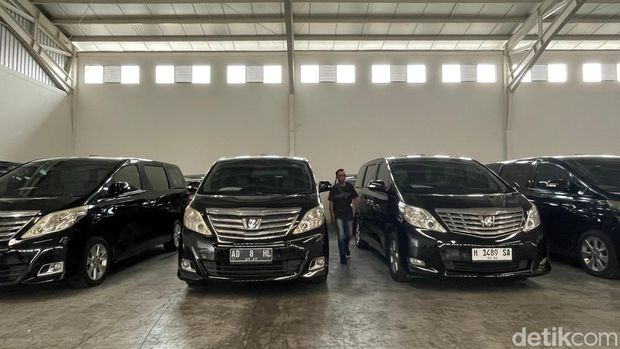 Deretan mobil milik PT Sritex, yang tersimpan di bangunan Sritex 2, Sukoharjo, Jumat (23/5/2025).