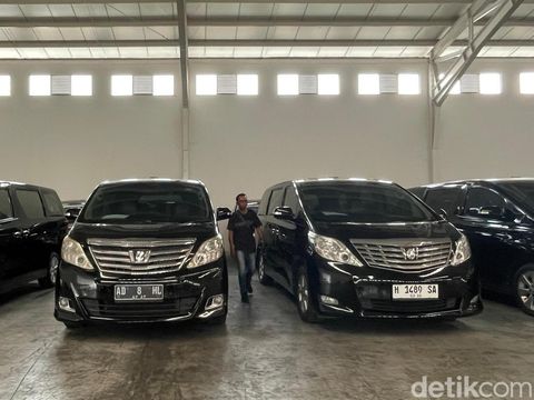 Deretan mobil milik PT Sritex, yang tersimpan di bangunan Sritex 2, Sukoharjo, Jumat (23/5/2025).