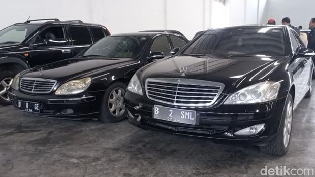Deretan mobil milik PT Sritex, yang tersimpan di bangunan Sritex 2, Sukoharjo, Jumat (23/5/2025).