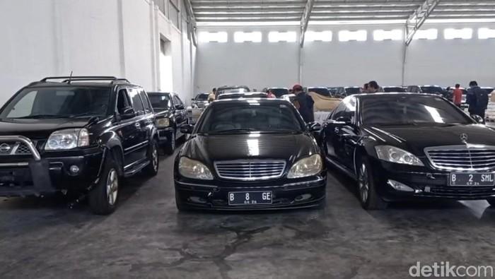 Deretan mobil milik PT Sritex, yang tersimpan di bangunan Sritex 2, Sukoharjo, Jumat (23/5/2025).