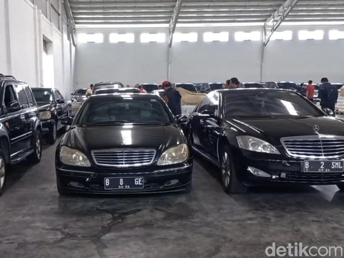 Deretan mobil milik PT Sritex, yang tersimpan di bangunan Sritex 2, Sukoharjo, Jumat (23/5/2025).
