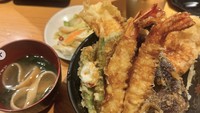 Wanita yang kini bisnis kos-kosan ini sesekali juga mengunggah foto makanan enak. Kali ini ada semangkuk tempura yang dinikmati di Jepang. Foto: Instagram amelcarla