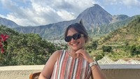 Jalan-jalan ke Lombok, adik konten kreator Pasmingbased ini mampir santap di kafe berpemandangan gunung. Kali ini ia memesan steak dan kentang goreng yang disajikan di hot plate. Foto: Instagram amelcarla