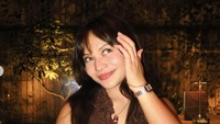 Begini senyum manis Amel Carla saat sedang makan di restoran. Ia memesan steak hingga tiramisu. Foto: Instagram amelcarla