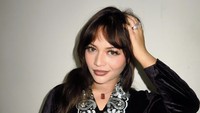 Amalia Nuril Aqmarina atau lebih dikenal sebagai Amel Carla populer lewat perannya sebagai Carla dalam sitkom Suami-suami Takut Istri. Saat itu ia berperan sebagai anak yang centil dengan ciri khas rambut berponi. Foto: Instagram amelcarla