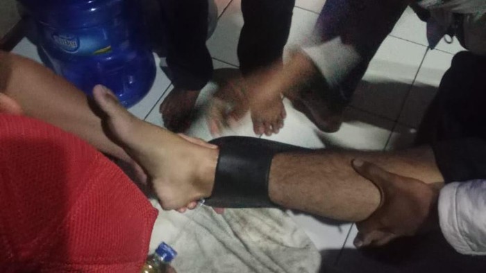 Momen petugas damkar melepas sandal nyangkut di kaki pemuda Bandung