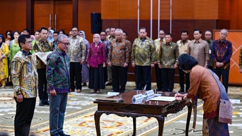 Menteri Keuangan Sri Mulyani Indrawati resmi melantik dua pejabat tinggi di lingkungan Kementerian Keuangan, yakni Bimo Wijayanto sebagai Direktur Jenderal Pajak dan Letjen TNI (Purn) Djaka Budi Utama sebagai Direktur Jenderal Bea dan Cukai.