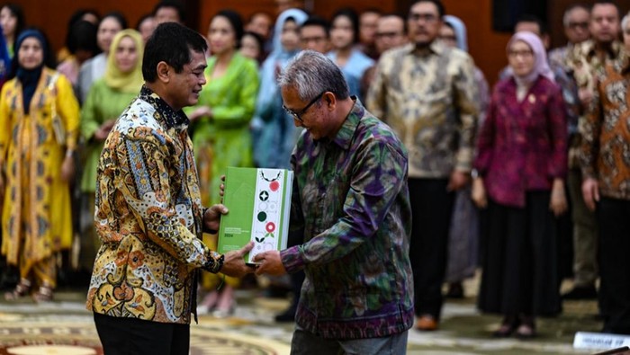 Momen Sri Mulyani Lantik Dirjen Pajak dan Dirjen Bea Cukai Pilihan Presiden Prabowo Menteri Keuangan Sri Mulyani Indrawati resmi melantik dua pejabat tinggi di lingkungan Kementerian Keuangan, yakni Bimo Wijayanto sebagai Direktur Jenderal Pajak dan Letjen TNI (Purn) Djaka Budi Utama sebagai Direktur Jenderal Bea dan Cukai.