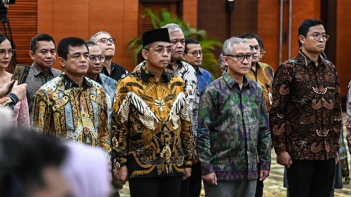 Momen Sri Mulyani Lantik Dirjen Pajak dan Dirjen Bea Cukai Pilihan Presiden Prabowo Menteri Keuangan Sri Mulyani Indrawati resmi melantik dua pejabat tinggi di lingkungan Kementerian Keuangan, yakni Bimo Wijayanto sebagai Direktur Jenderal Pajak dan Letjen TNI (Purn) Djaka Budi Utama sebagai Direktur Jenderal Bea dan Cukai.