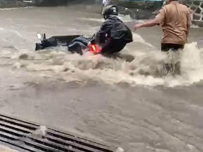 Banjir di Lembang, Motor Warga Hanyut Terseret Arus