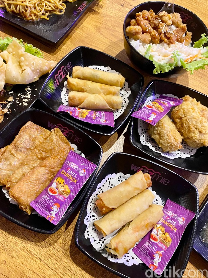 Murah! Makan Mie Pedas dan Aneka Dimsum Goreng Rp 10 Ribuan