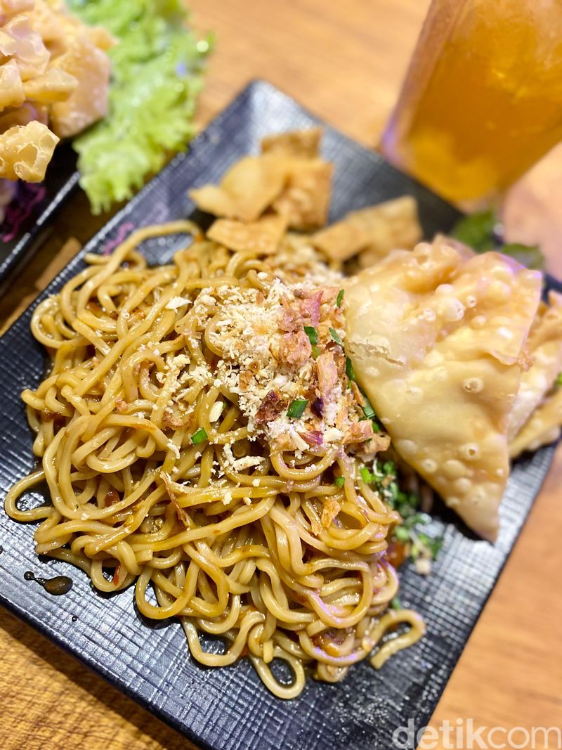 Murah! Makan Mie Pedas dan Aneka Dimsum Goreng Rp 10 Ribuan
