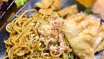 Murah! Makan Mie Pedas dan Aneka Dimsum Goreng Rp 10 Ribuan