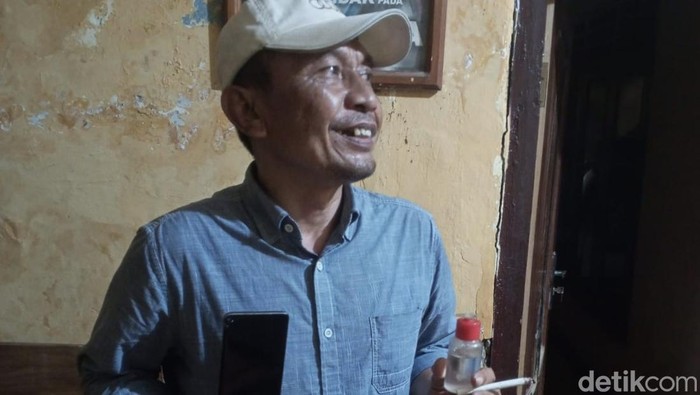 Oknum kepala desa di Bawean yang pakai sabu tersenyum saat tertangkap polisi