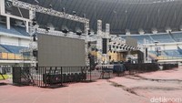 Setelah pertandingan Persib vs Persis Solo, para pemain akan mendapatkan medali dan piala juara Liga 1 2024/2025.
