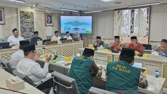 PCNU Kabupaten Bekasi bersama pengurus pesantren protes kebijakan Gubernur Jabar Dedi Mulyadi terkait penyerahan ijazah secara sukarela oleh sekolah kepada seluruh siswa. (Antara/Pradita KS)