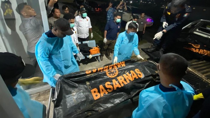 Tim Disaster Victim Identification (DVI) Biddokkes dan Tim INAFIS Polda Papua Barat berhasil mengidentifikasi 13 jenazah korban banjir bandang dan longsor di Kabupaten Kabupaten Pegunungan Arfak, Papua Barat.