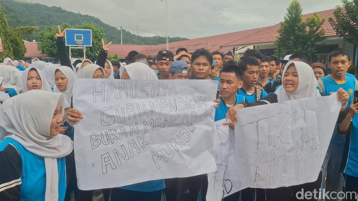 Pelajar  Lubuklinggau menggelar aksi demo di lingkungan sekolah