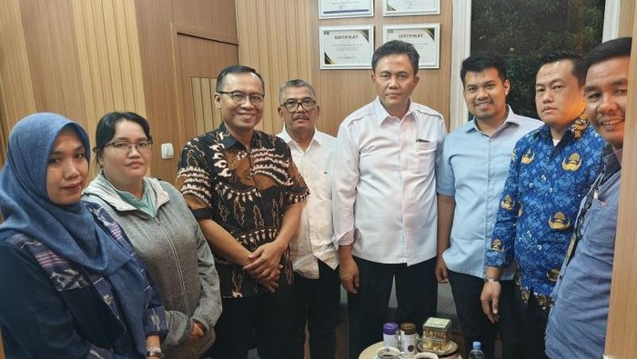 Pelaksana Tugas (Plt) Kepala Biro Hukum, Humas, dan Kerja Sama BMKG, Akhmad Taufan Maulana (dua kanan) bersama tim melaporkan kasus dugaan pendudukan lahan milik negara oleh kelompok organisasi kemasyarakatan (Ormas) ke Polda Metro Jaya. ANTARA/HO-Biro Humas BMKG