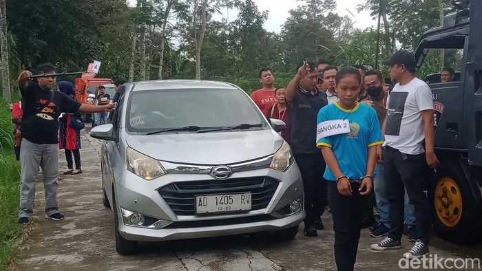 Pelaku menjalani rekonstruksi perampokan taksi online di Klaten, Jumat (23/5/2025).