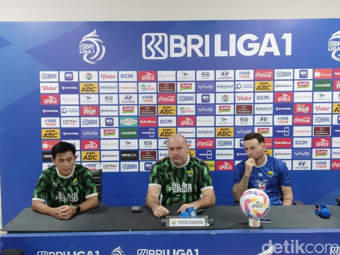 Pelatih dan pemain Persib Bandung