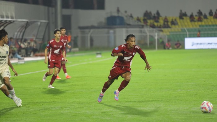 Pemain PSM Makassar Fahrul Aditia saat menghadapi Persita Tangerang dalam laga Liga 1 2024/2025.