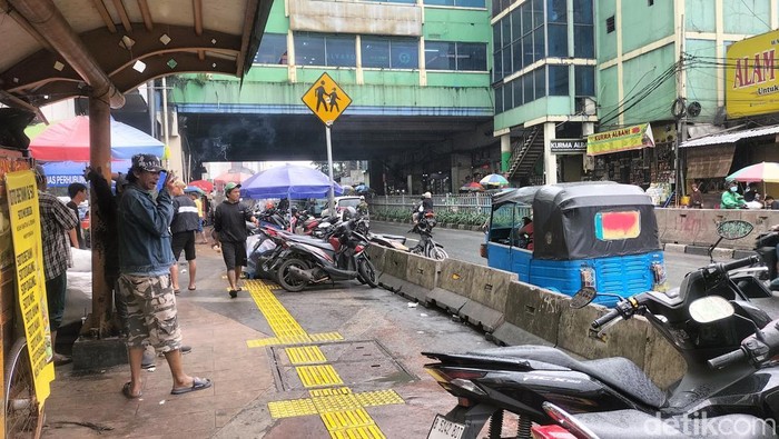 Pemprov Jakarta memasang CCTV di kawasan Pasar Tanah Abang untuk awasi parkir liar. Warga berpendapat pro dan kontra soal efektivitas kebijakan itu. (Maulani M/detikcom)