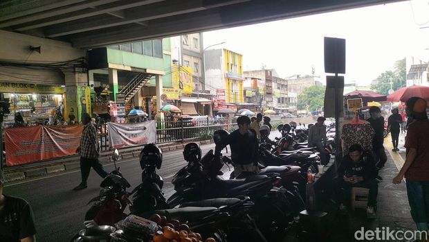 Pemprov Jakarta memasang CCTV di kawasan Pasar Tanah Abang untuk awasi parkir liar. Warga berpendapat pro dan kontra soal efektivitas kebijakan itu. (Maulani M/detikcom)
