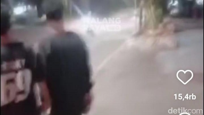 Pemuda di Kota Malang yang lempari pemotor dengan paving.