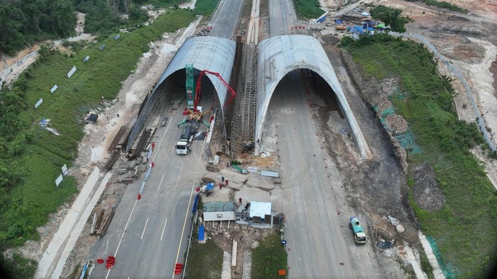 Proyek monumental di kawasan Ibu Kota Nusantara (IKN) kembali menjadi sorotan. PT Waskita Karya (Persero) Tbk tengah membangun Jembatan Satwa senilai Rp 2,6 triliun di sekitar Jalan Tol IKN Seksi 3B, tepatnya di segmen KKT Kariangau-Simpang Tempadung, Kalimantan Timur.