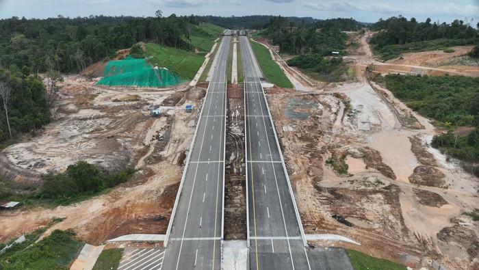 Penampakan dari Udara Proyek Jembatan Satwa Rp 2,6 T di Tol IKN Proyek monumental di kawasan Ibu Kota Nusantara (IKN) kembali menjadi sorotan. PT Waskita Karya (Persero) Tbk tengah membangun Jembatan Satwa senilai Rp 2,6 triliun di sekitar Jalan Tol IKN Seksi 3B, tepatnya di segmen KKT Kariangau-Simpang Tempadung, Kalimantan Timur.