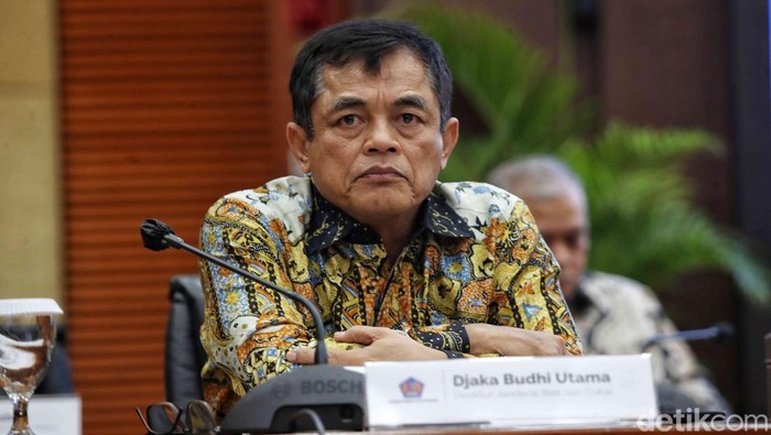 APBN berbalik surplus Rp 4,3 T usai defisit 3 bulan awal tahun. Penerimaan pajak jadi penyumbang terbesar Rp 557,1 T.