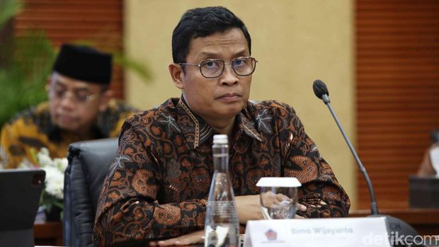 APBN berbalik surplus Rp 4,3 T usai defisit 3 bulan awal tahun. Penerimaan pajak jadi penyumbang terbesar Rp 557,1 T.