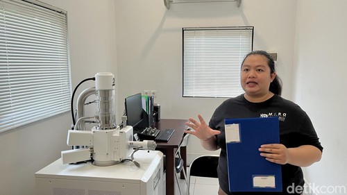 Peneliti Mero Foundation, Ayu Indah saat menunjukkan Scanning Electron Mikroscope (SEM) di salah satu laboratorium yang energi listriknya menggunakan PLTS atap di Karangasem, Jumat (23/5/2025).