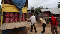 Sebanyak tujuh pekerja juga turut diamankan dalam operasi tersebut.  