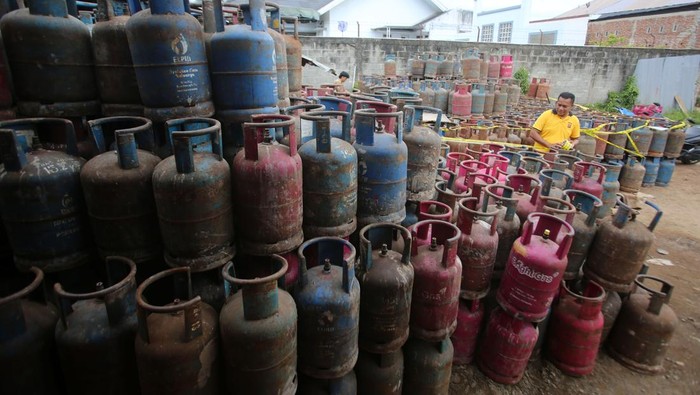 Personil Polri memasang garis polisi pada barang bukti tabung gas elpiji nonsubsidi saat penggrebekan gudang elpiji ilegal di Desa Ateuk Jawo, Banda Aceh, Aceh, Jumat (23/5/2025). Dalam operasi tersebut, tim gabungan Polres Banda Aceh, Intel Kodam Iskandar Muda, Pertamina, dan Disperindag Aceh mengamankan sebuah gudang elpiji tanpa izin usaha berserta alat oplos BBM, 1.212 tabung gas elpiji nonsubsidi, sejumlah drum untuk penyimpanan avtur, satu unit truk bermuatan tabung gas elpiji, dan mengamankan tujuh pekerja. ANTARA FOTO/Ampelsa/tom.