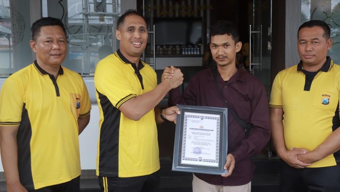 Penyerahan penghargaan dari Polres Blitar Kota.