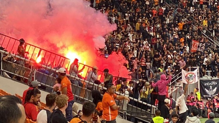 Pertandingan Persija melawan Malut United dalam Liga 1 di Jakarta International Stadium (JIS), Jakarta Utara dihentikan. (Belia/detikcom)