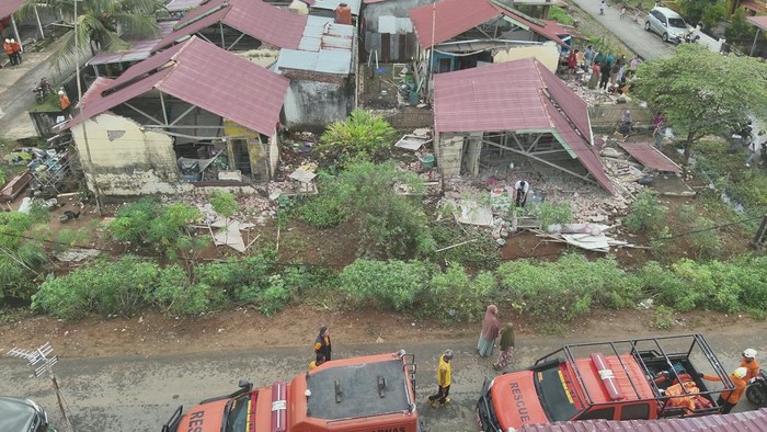 Petugas Basarnas Bengkulu membantu mengevakuasi rumah warga yang rusak setelah diguncang gempa
