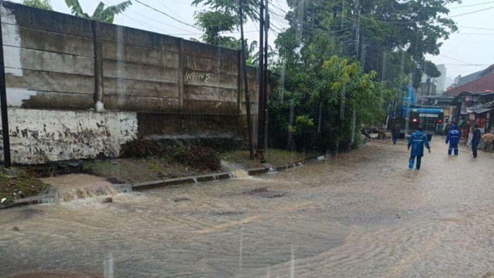 Petugas gabungan memperbaiki tembok jebol di Pasar Minggu akibat hujan lebat, Jakarta, Rabu (21/5). (ANTARA/HO-BPBD DKI)