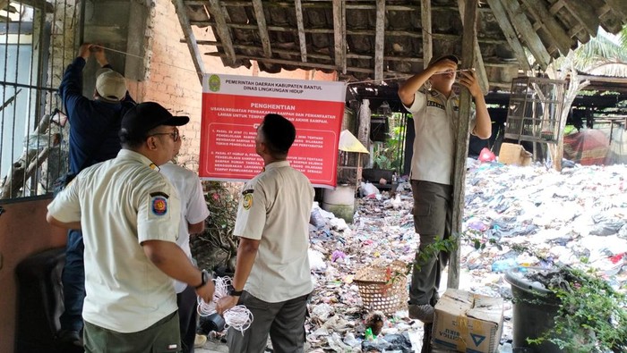 Petugas saat melakukan penutupan TPS ilegal di Bantul.