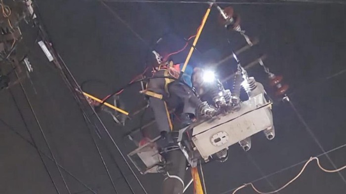 Petugas saat memperbaiki jaringan listrik. (Foto: dok PLN UP3 Medan)