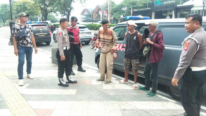 Polisi amankan 3 Pak Ogah paksa minta uang ke pengendara di Margonda, Depok. (Dok. ist)
