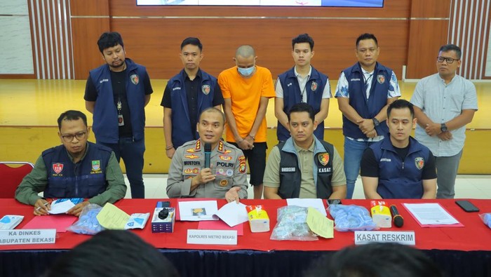 Polisi membongkar depot air minum isi ulang curang di Bekasi yang mengisi galon dengan air sumur terkontaminasi bakteri. (dok.Istimewa)