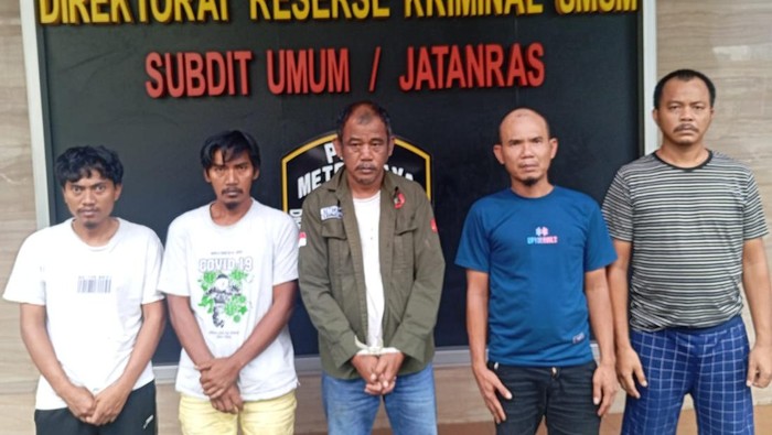 Polisi menangkap ketua umum ormas Trinusa dan empat anggotanya yang memeras pedagang di SGC Cikarang. (dok.Istimewa)