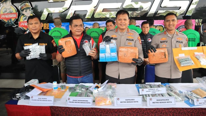 Polisi menangkap pengedar narkoba di sebuah gerai es teh di kawasan Cinere, Kota Depok. (dok.Istimewa)